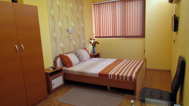Стаи за нощувки "Азалия" Internet, Cable TV, Furnished, Parking, TV, Near by Bus Station, Near by Shop, Near by Food Store - city of Sofia | Lodging - снимка 1