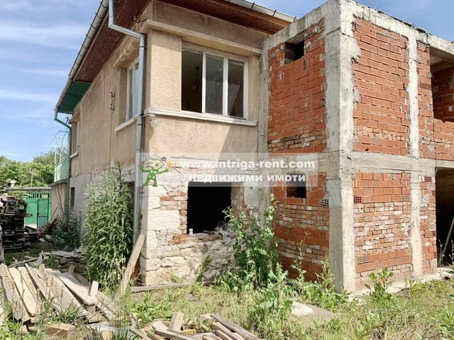 3639. Продава се Двуетажна къща с двор - за ремонт, на калкан, в кв. Каменни, Хасково. - снимка 1