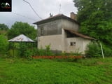 Двуетажна къща с двор в село Иванча