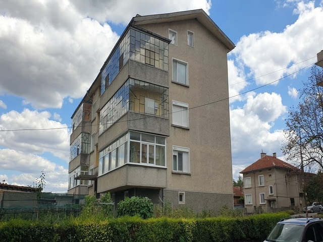 Продавам многостаен апартамент в гр. Велики Преслав, city of Vеliki Prеslav - снимка 1
