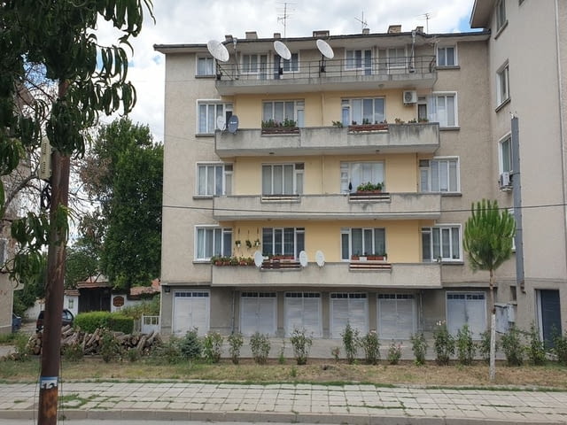 Продавам многостаен апартамент в гр. Велики Преслав, city of Vеliki Prеslav - снимка 2
