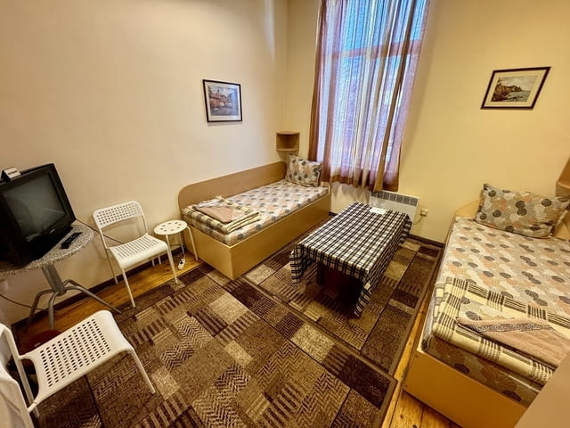 Нощувки срещу Централна ЖП гара и Автогара - София Internet, Cable TV, Furnished, Balcony, TV, In the Center, Near by Bus Station, Near by Shop, Near by Metro Station, Near by Park, Near by School, Near by Food Store - city of Sofia | Lodging - снимка 2