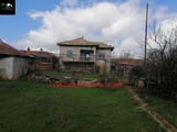 Къща с двор в село Долна Липница