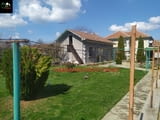Къща с двор в село Ресен