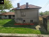 Къща с двор в село Шереметя