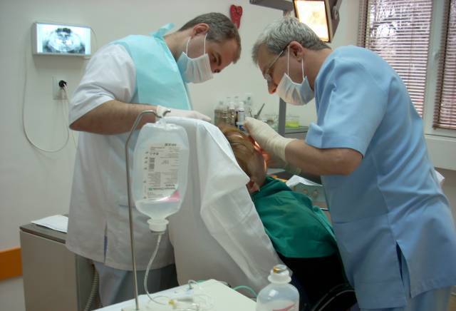 Дентален Център 2 Пловдив ЕООД, град Пловдив | Стоматологични клиники и кабинети - снимка 2