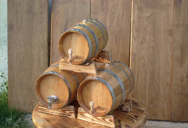 ЕТ"Йордан Камджилов-БАДЕН-1", град Сапарева баня | Лозарство, винарство и винарни - снимка 1