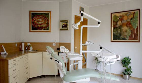 Дентален център Д-р Ели Бацелова, град Пловдив | Стоматологични клиники и кабинети - снимка 1