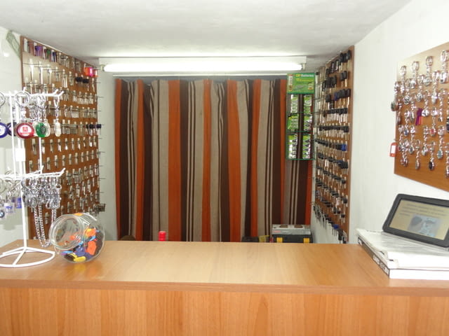 Ключар Велико Търново Изработка на авто ключове, Инсталация на ключалки, Инсталация на секретни брави, Отключване на авто ключалки, Прекодиране на Мастер системи, Прекодиране на авто ключове, Прекодиране на ключалки, Ремонт на ключалки, Автомати за врати, Брави, Бронировки, Дръжки, Каси, Катинари, Ключодържатели, Патрони, Розетки, Сейфове, Халки, Денонощна Услуга - Не - град Велико Търново | Ключарски - снимка 2