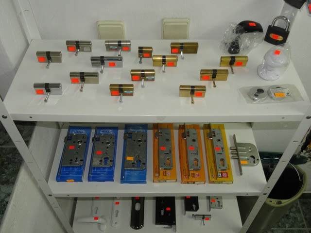 Ключар Велико Търново Изработка на авто ключове, Инсталация на ключалки, Инсталация на секретни брави, Отключване на авто ключалки, Прекодиране на Мастер системи, Прекодиране на авто ключове, Прекодиране на ключалки, Ремонт на ключалки, Автомати за врати, Брави, Бронировки, Дръжки, Каси, Катинари, Ключодържатели, Патрони, Розетки, Сейфове, Халки, Денонощна Услуга - Не - град Велико Търново | Ключарски - снимка 3