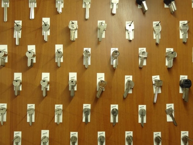 Ключар Велико Търново Изработка на авто ключове, Инсталация на ключалки, Инсталация на секретни брави, Отключване на авто ключалки, Прекодиране на Мастер системи, Прекодиране на авто ключове, Прекодиране на ключалки, Ремонт на ключалки, Автомати за врати, Брави, Бронировки, Дръжки, Каси, Катинари, Ключодържатели, Патрони, Розетки, Сейфове, Халки, Денонощна Услуга - Не - град Велико Търново | Ключарски - снимка 5