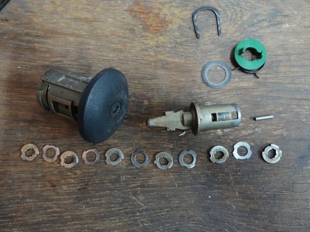 Ключар Велико Търново Изработка на авто ключове, Инсталация на ключалки, Инсталация на секретни брави, Отключване на авто ключалки, Прекодиране на Мастер системи, Прекодиране на авто ключове, Прекодиране на ключалки, Ремонт на ключалки, Автомати за врати, Брави, Бронировки, Дръжки, Каси, Катинари, Ключодържатели, Патрони, Розетки, Сейфове, Халки, Денонощна Услуга - Не - град Велико Търново | Ключарски - снимка 8