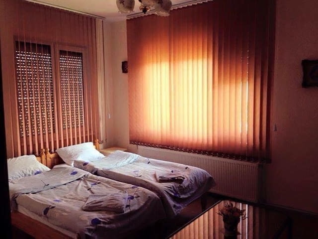 На почивка в гр.Баня Карловско Internet, Cable TV, Furnished, Balcony, TV, In the Center, Near by Bus Station, Near by Shop, Near by Park, Near by Food Store - city of Banya | Lodging - снимка 2