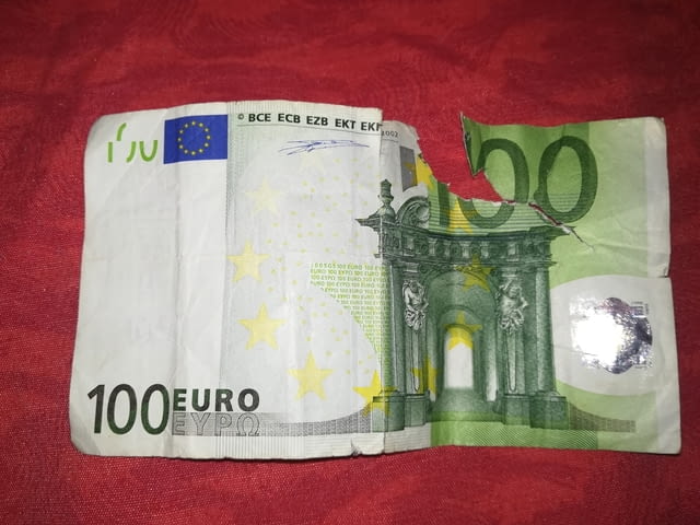 Продавам и (изкупувам) повредена банкнота от 100 евро. Изкупувам и изгорели, мухлясали, изцапани и с - снимка 1
