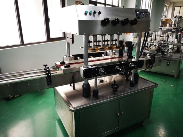 Автоматична затваряща машина Хранително-вкусова промишленост - град София | Промишлено Оборудване - снимка 1