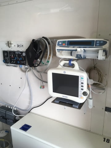 Специализиран медицински транспорт с частна линейка-РЕАНИМОБИЛ - снимка 6