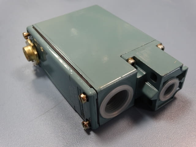 Пресостат за налягане Telemecanique Машиностроене, На дребно - град Пловдив | Промишлено Оборудване - снимка 3