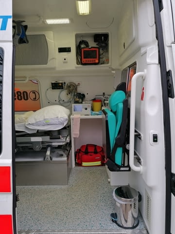Специализиран медицински транспорт с частна линейка-РЕАНИМОБИЛ - снимка 4