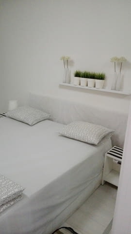 Нощувки в центъра на София Интернет, Кабелна, Обзаведено, Телевизор, Централна част, До автобусна спирка, До заведение, До метро, До парк, До училище, До хранителен магазин - град София | Квартири / Нощувки - снимка 11