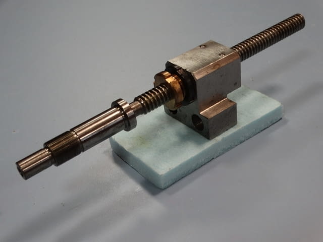 Винт за напречен супорт за струг C13 - град Пловдив | Машини / Съоръжения - снимка 1