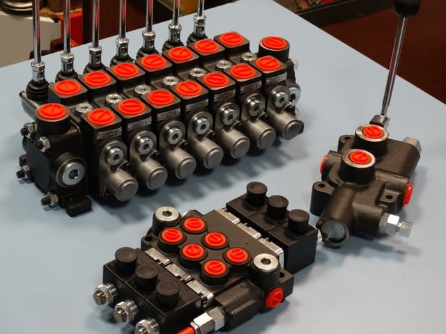 Хидравлични разпределители, ръчни и с електромагнитно управление - снимка 1