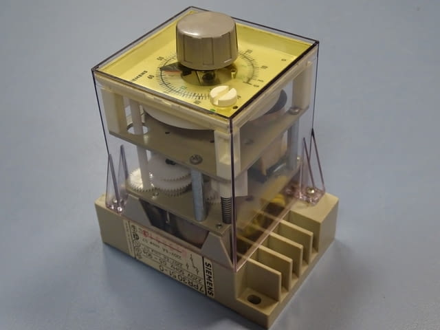 Реле време Siemens 7PR3051-0 Машиностроене, На дребно - град Пловдив | Промишлено Оборудване - снимка 4