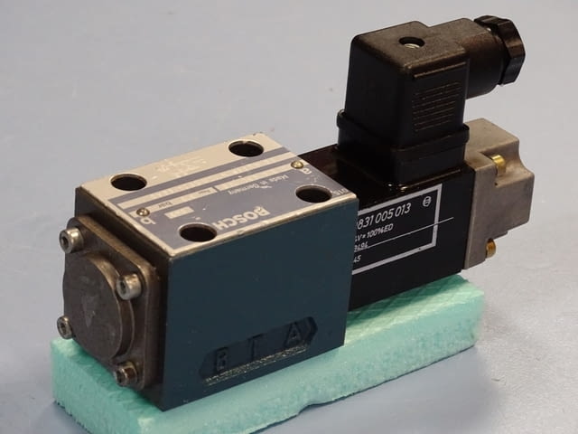 Хидравличен разпределител BOSCH 0 0 90 106, city of Plovdiv | Industrial Equipment - снимка 1
