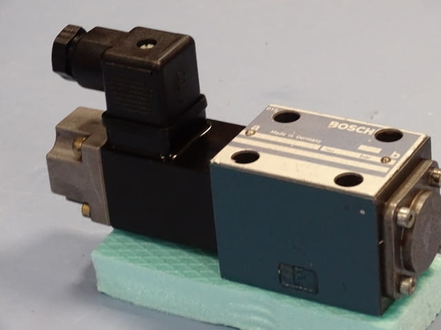 Хидравличен разпределител BOSCH 0 0 90 106, city of Plovdiv | Industrial Equipment - снимка 2