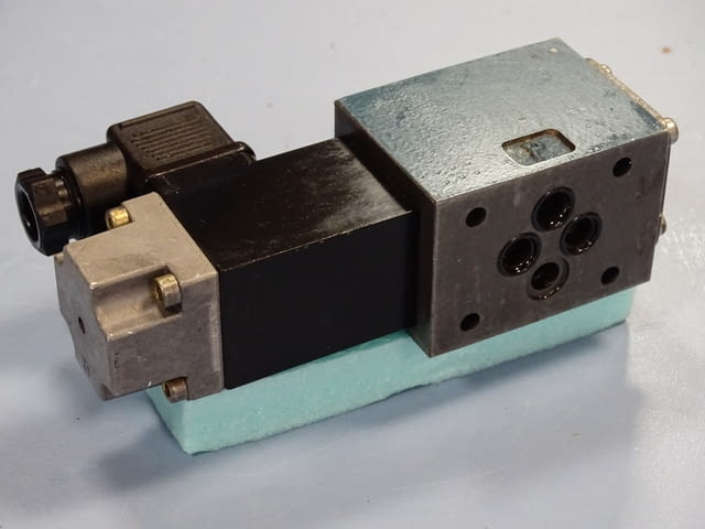 Хидравличен разпределител BOSCH 0 0 90 106, city of Plovdiv | Industrial Equipment - снимка 3