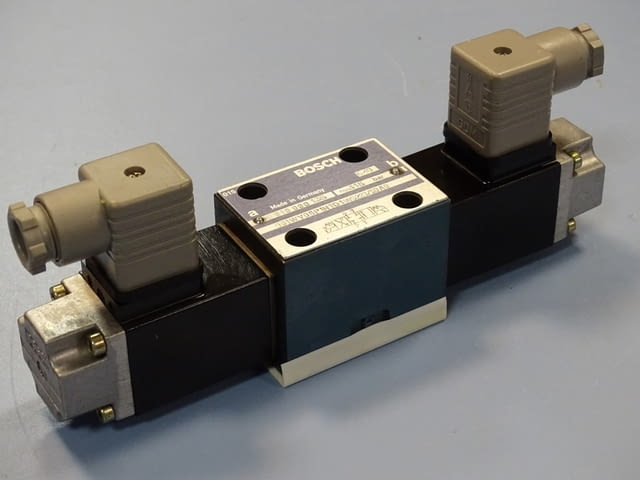 Хидравличен разпределител BOSCH 0 810 090 - city of Plovdiv | Machinery - снимка 1