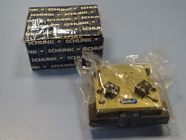 Пневматичен фиксатор Schunk PWG90-B pneumatic angle cripper art 302633 - снимка 1