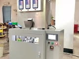 Автоматична пакетираща машина за гранули в дойпак.