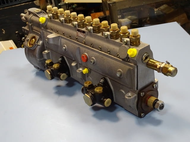 Горивно нагнетателна помпа (ГНП) Bosch RQV 300-1250AB10260L 12-cylinder fuel injection pump - снимка 1