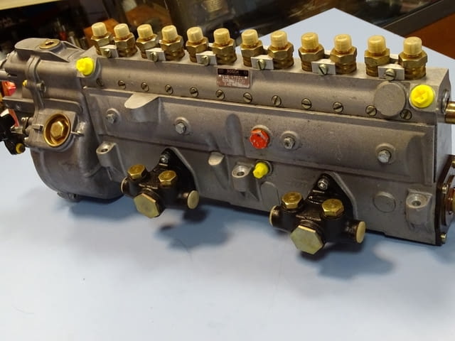 Горивно нагнетателна помпа (ГНП) Bosch RQV 300-1250AB10260L 12-cylinder fuel injection pump - снимка 2