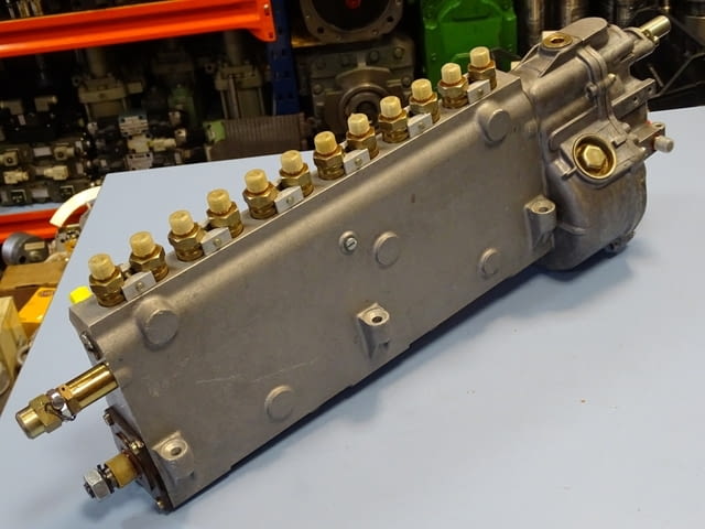 Горивно нагнетателна помпа (ГНП) Bosch RQV 300-1250AB10260L 12-cylinder fuel injection pump - снимка 3