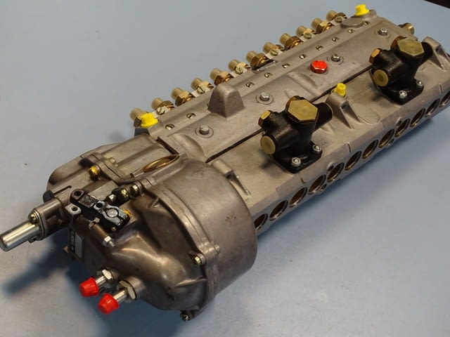 Горивно нагнетателна помпа (ГНП) Bosch RQV 300-1250AB10260L 12-cylinder fuel injection pump - снимка 9