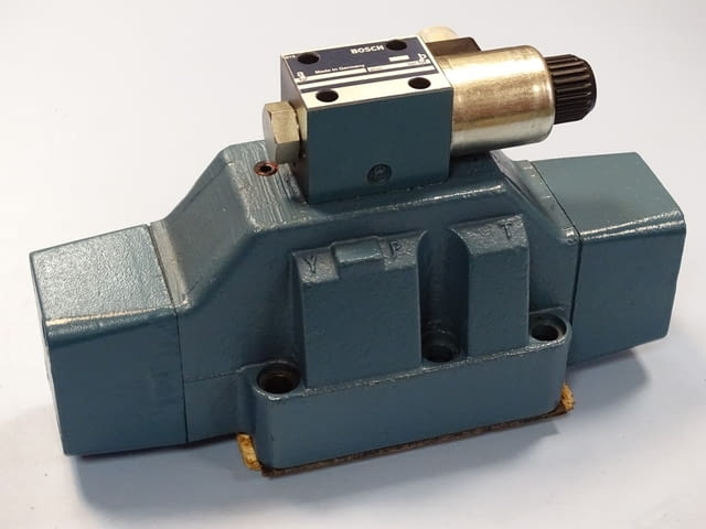 Хидравличен разпределител Bosch 0810 010 952, 0810 091 404 96VDC directional control valve - снимка 1
