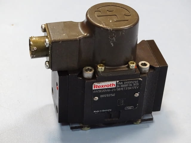 Серво клапан Rexroth 4WSE2EM6-21/5B9ET315K17EV directional ser-valves in 4-way variant - снимка 1