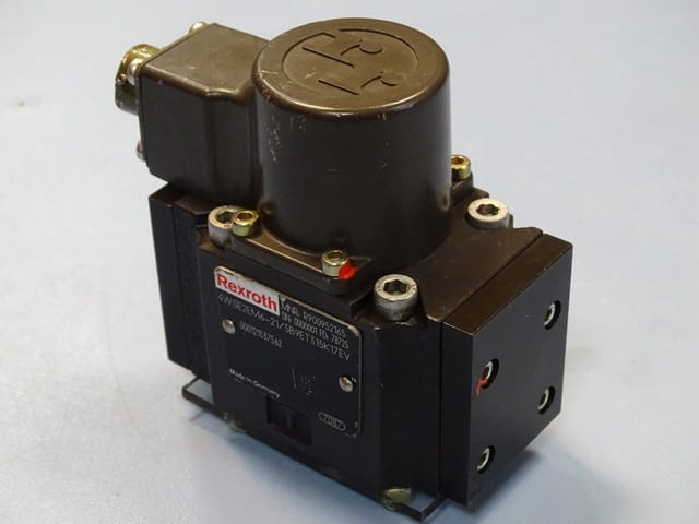 Серво клапан Rexroth 4WSE2EM6-21/5B9ET315K17EV directional ser-valves in 4-way variant - снимка 2
