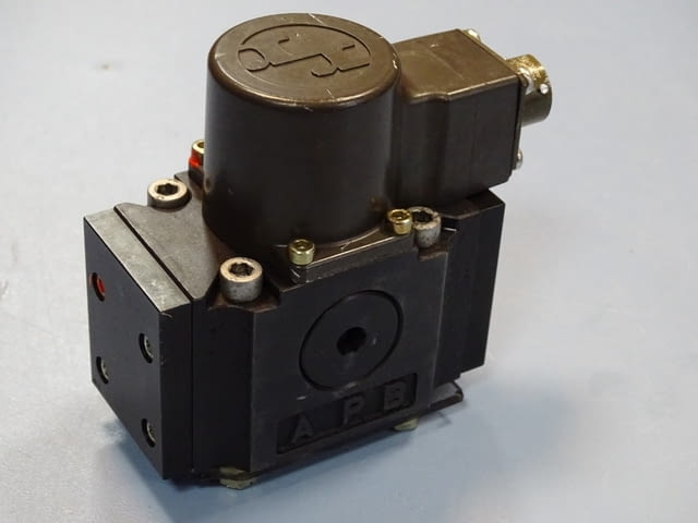 Серво клапан Rexroth 4WSE2EM6-21/5B9ET315K17EV directional ser-valves in 4-way variant - снимка 3