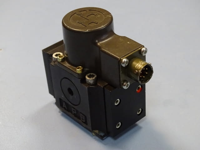 Серво клапан Rexroth 4WSE2EM6-21/5B9ET315K17EV directional ser-valves in 4-way variant - снимка 4