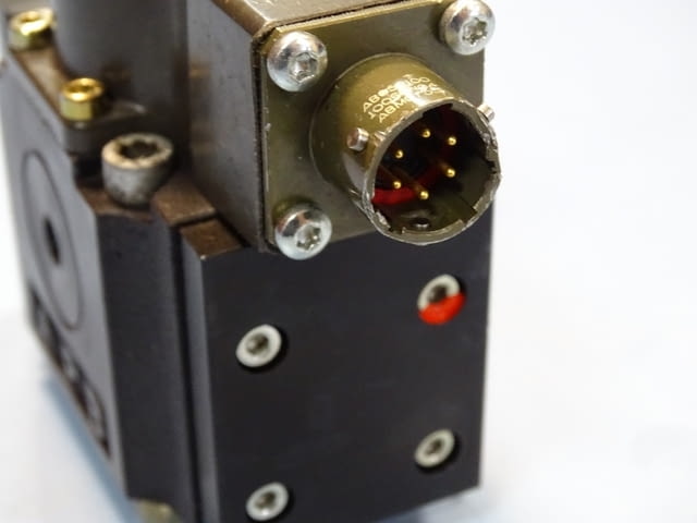 Серво клапан Rexroth 4WSE2EM6-21/5B9ET315K17EV directional ser-valves in 4-way variant - снимка 5