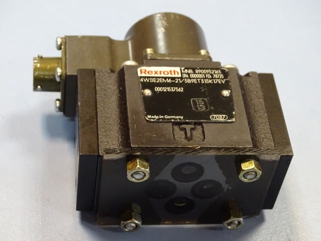 Серво клапан Rexroth 4WSE2EM6-21/5B9ET315K17EV directional ser-valves in 4-way variant - снимка 7