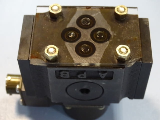 Серво клапан Rexroth 4WSE2EM6-21/5B9ET315K17EV directional ser-valves in 4-way variant - снимка 8