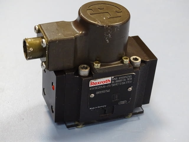 Серво клапан Rexroth 4WSE2EM6-21/5B9ET315K17EV directional ser-valves in 4-way variant - снимка 9