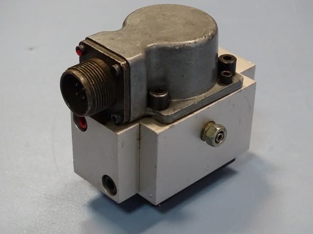 Серво клапан MOOG 10 GPM flow control servo valve 2-stage 210Bar - снимка 3