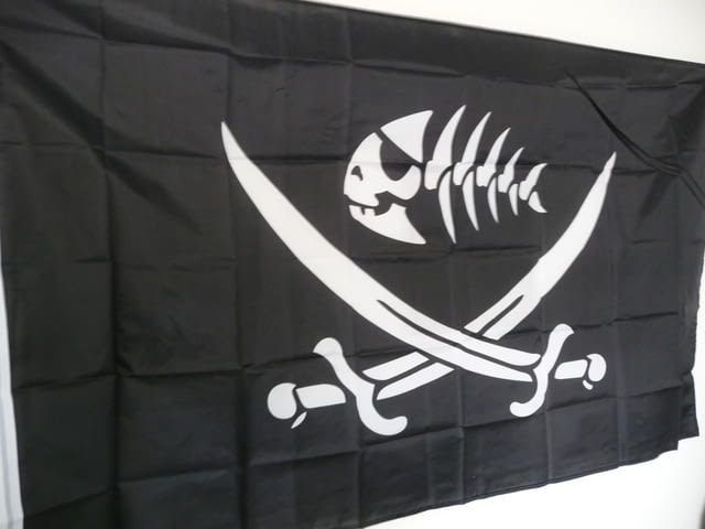 Пиратско знаме риба скелет две саби абордаж флаг корсар акула - снимка 2