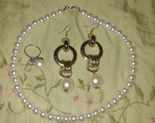 Сет от 4 части бели перли