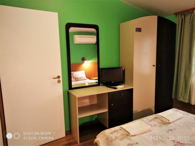 Свободна Стая за нощувки с кухненски кът – отделен вход, баня/WC, климатик, тераса, TV, free WI-Fi - снимка 2