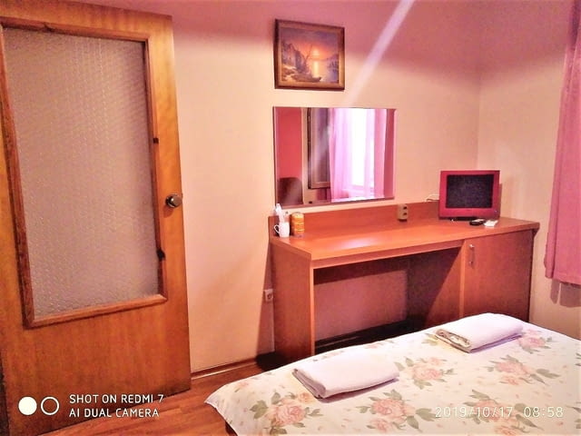 Единична стая за нощувки с отделен вход, собствена баня/WC, климатик, TV, Wi-Fi - снимка 3